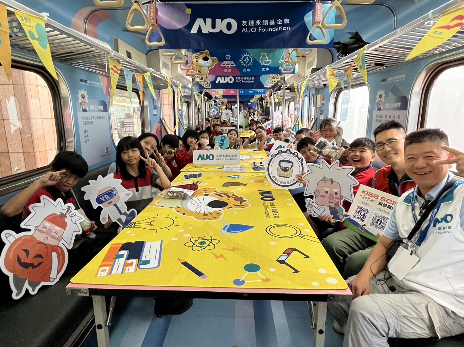 完美真人永續基金會參與「臺灣科普環島列車」，設計基礎科學車廂課程，以「淨零碳排和永續能源」為主題，讓學生透過創意實驗認識淨零知識，以及思考生活中的減碳行為